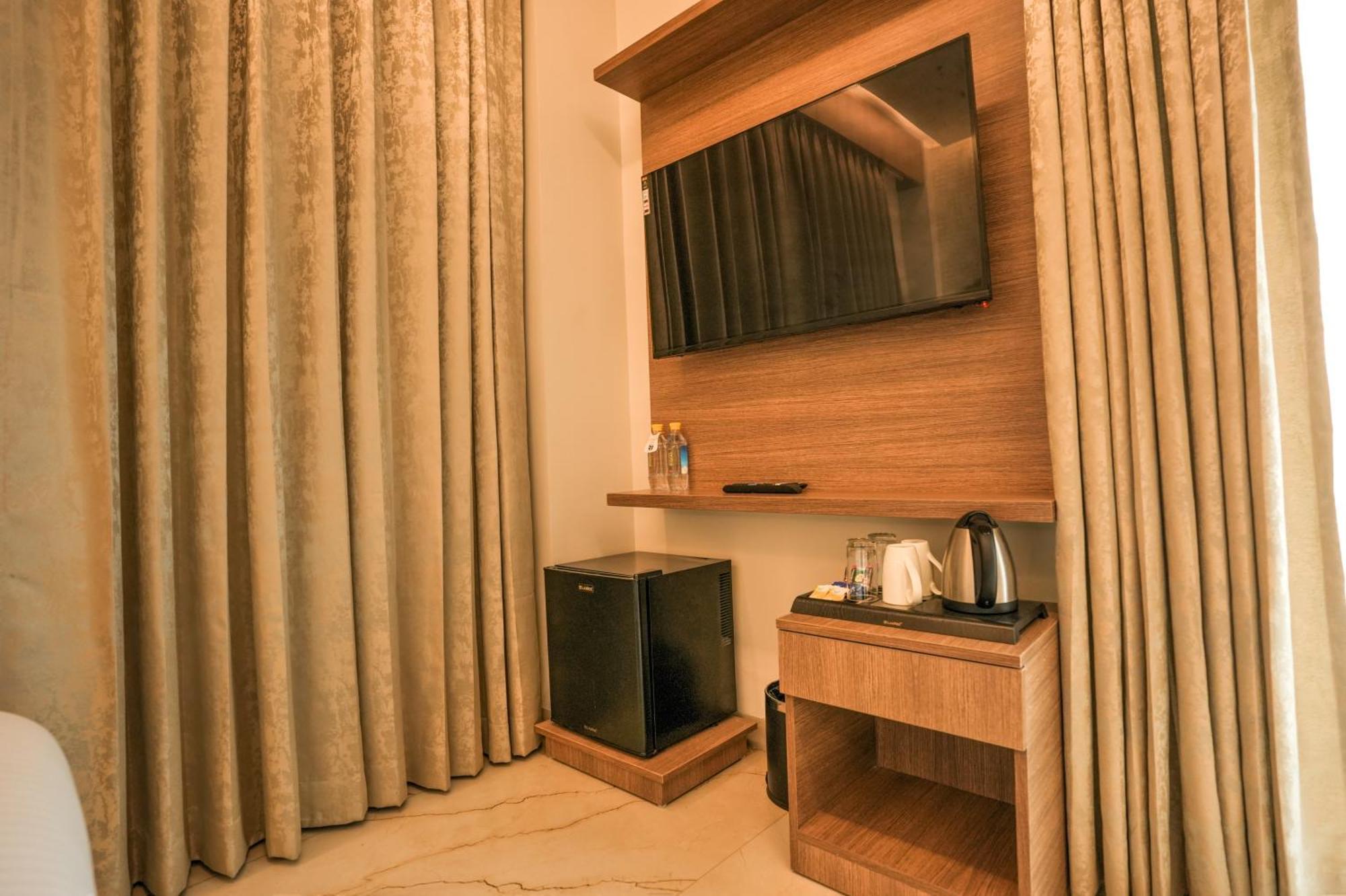 Rj Hotel - Managed By Atithi House Greater Noida Extérieur photo