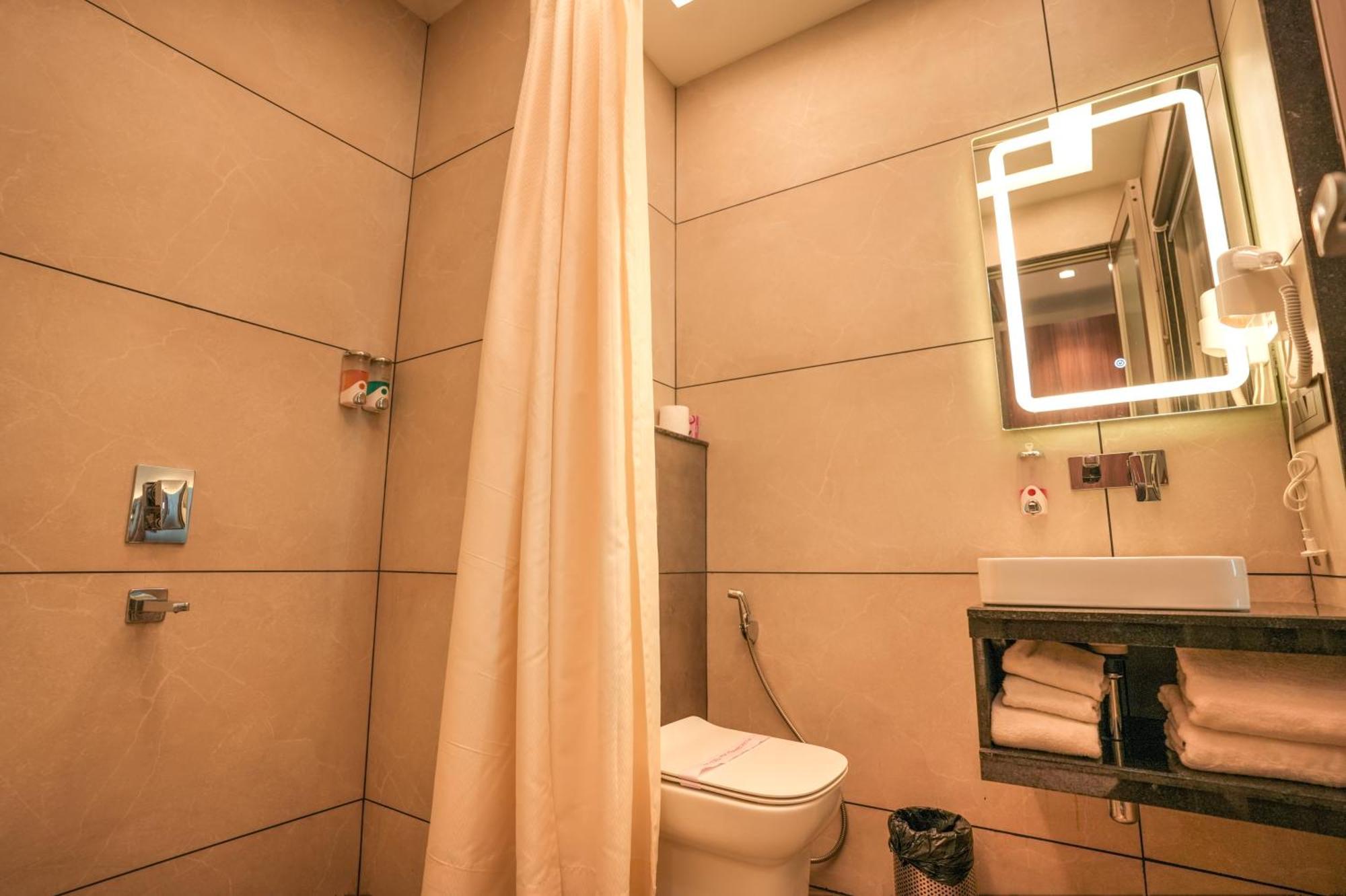 Rj Hotel - Managed By Atithi House Greater Noida Extérieur photo