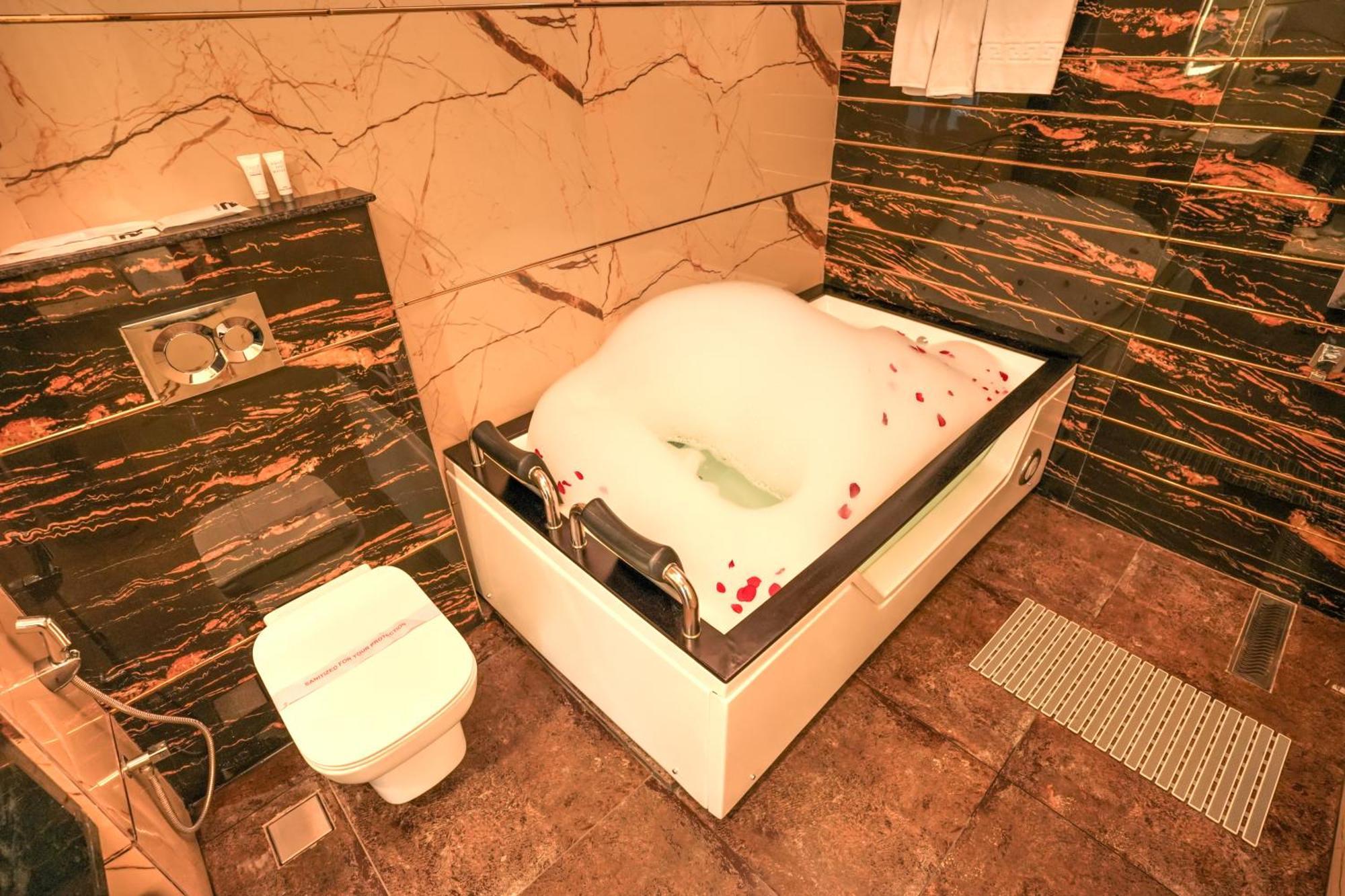 Rj Hotel - Managed By Atithi House Greater Noida Extérieur photo