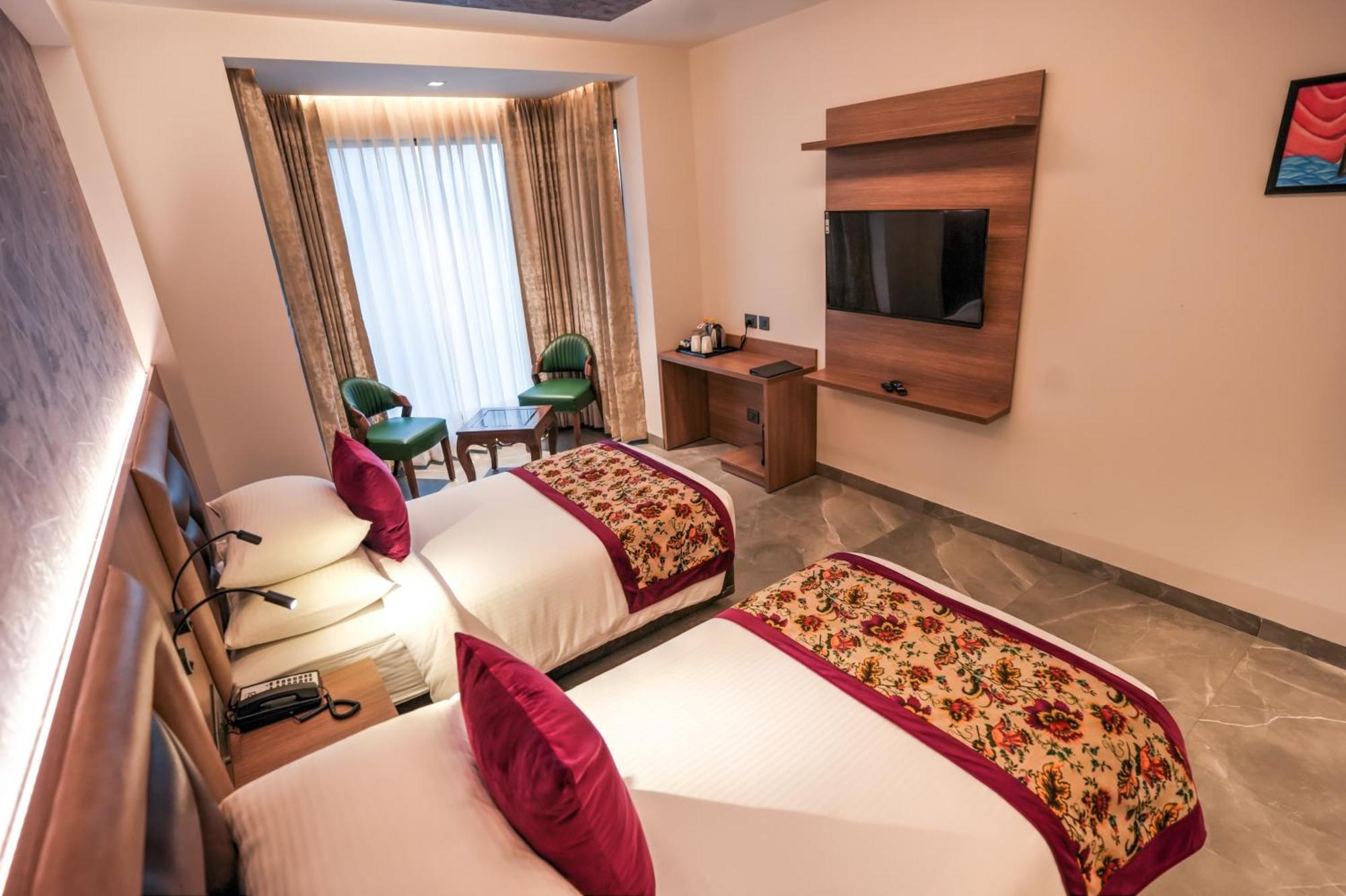 Rj Hotel - Managed By Atithi House Greater Noida Extérieur photo