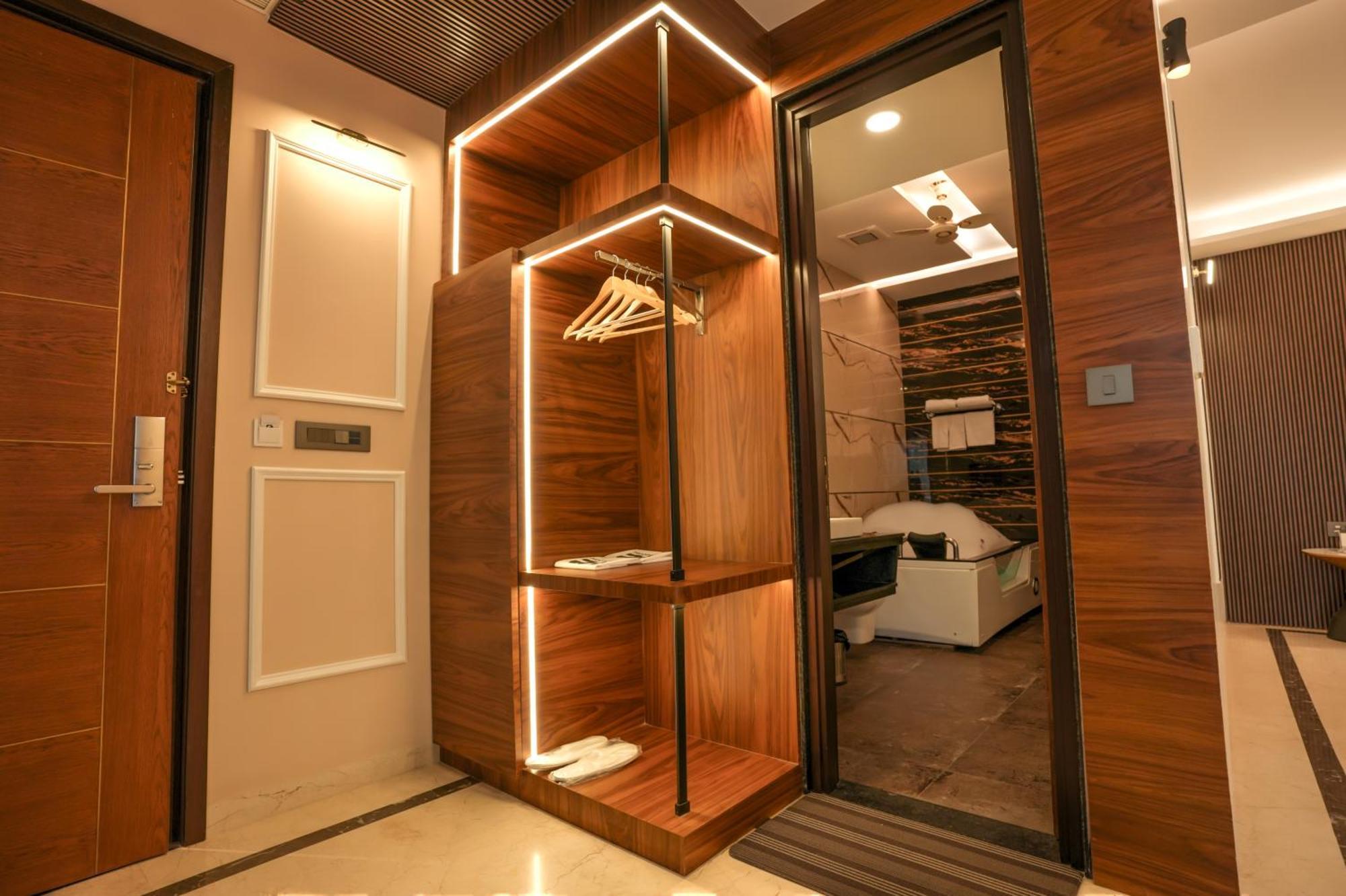 Rj Hotel - Managed By Atithi House Greater Noida Extérieur photo